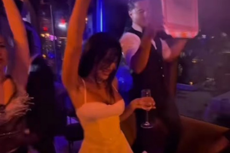 Obline kipe u beloj haljinici! Stanija proslavila rođenan gala žurkom u klubu: Popela se i na sto! (VIDEO)
