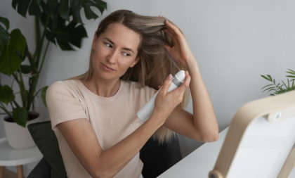 Bolje se odlučite za zdravije alternative: Zašto suvi šampon može više da našteti vašoj kosi, nego da joj pomogne? (VIDEO)