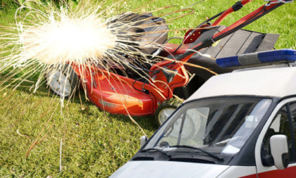 Sekunde užasa: Žena kosila travu, pa joj ispod kosilice eksplodirao "zvončić"