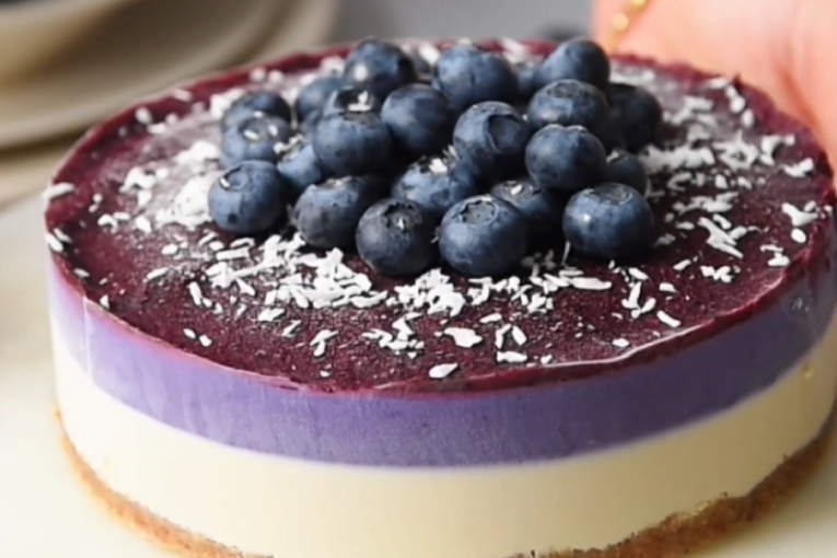 Recept dana: Sirova torta sa borovnicama se ne peče i izgleda kao iz poslastičarnice