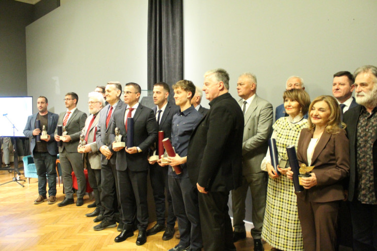 Avion iz Dohe sa 250 državljana Srbije sleteo u Beograd!