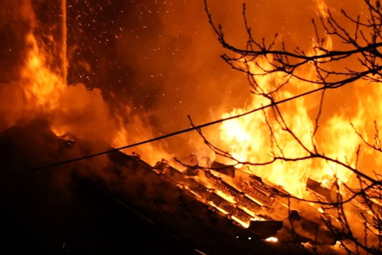 Požar u Čačku! Zapalila se stolarska radionica (FOTO)
