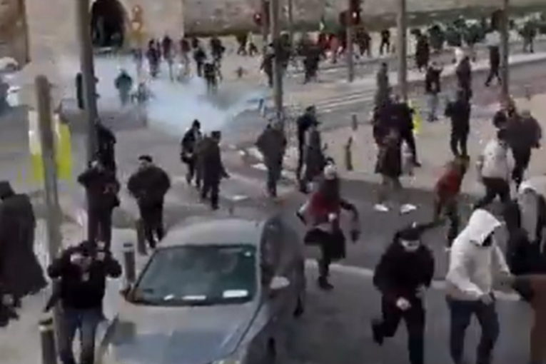 Haos kod džamije Al Aksa! Izrael blokirao ulaz i na Bajram, vojnici bacali suzavac i šok-bombe na vernike (VIDEO)