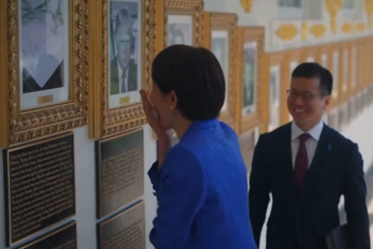 Takaiči u Beloj kući ismejala Bajdena: Nije mogla da se kontroliše kad mu je videla portret (VIDEO)