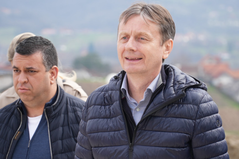 Glišić posetio Bogdanoviće iz Rogače: Obrađuju hektare, a sad dočekali asfaltni put do kuće