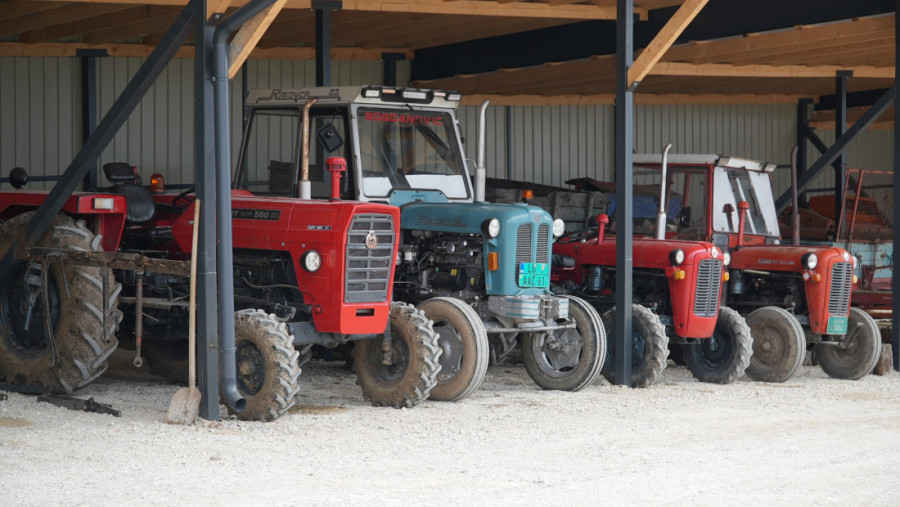 Glišić posetio Bogdanoviće iz Rogače: Obrađuju hektare, a sad dočekali asfaltni put do kuće