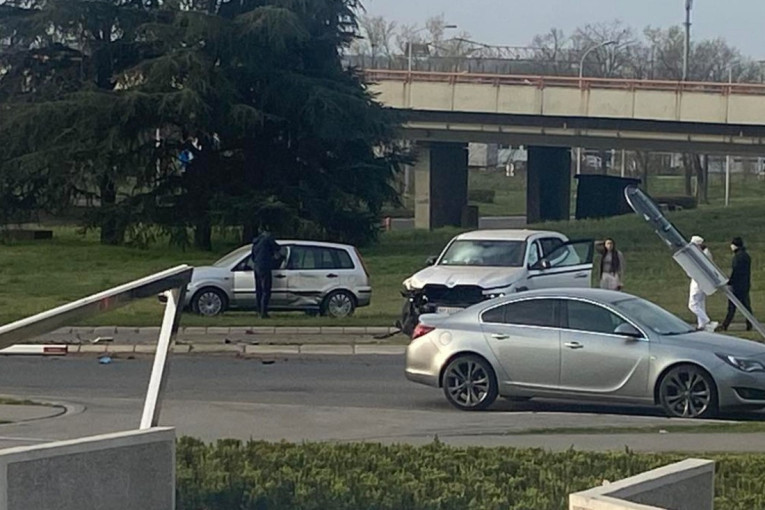 Težak udes kod Sava centra: Jak prasak odjeknuo, na putu delovi automobila! (FOTO)