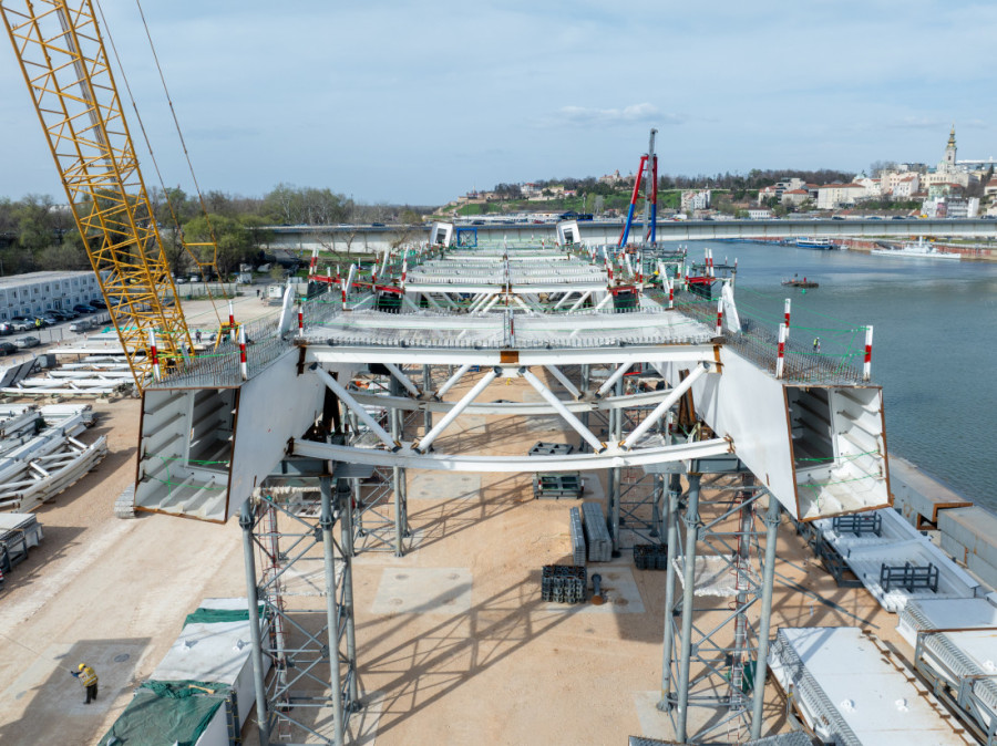 Počinje ključna faza: Novi Savski most dobija stubove za dva meseca (FOTO)