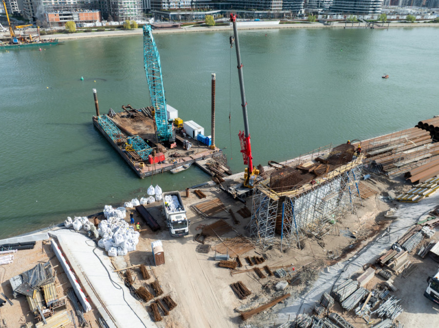 Počinje ključna faza: Novi Savski most dobija stubove za dva meseca (FOTO)