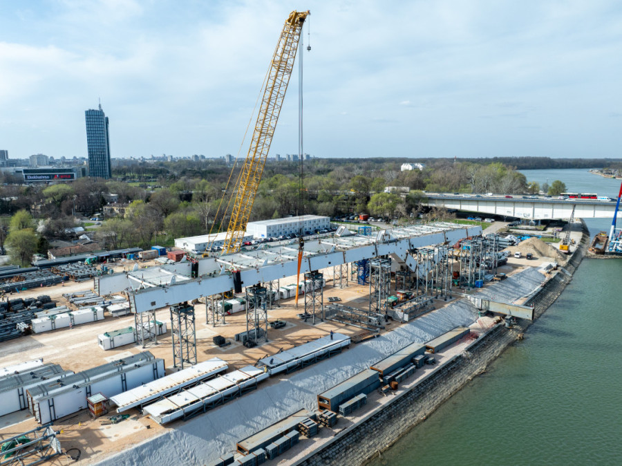 Počinje ključna faza: Novi Savski most dobija stubove za dva meseca (FOTO)