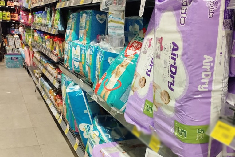 Uterao ga radnici u trafiku! Ostala u čudu kad je videla koliki je - konj došao po cigare!