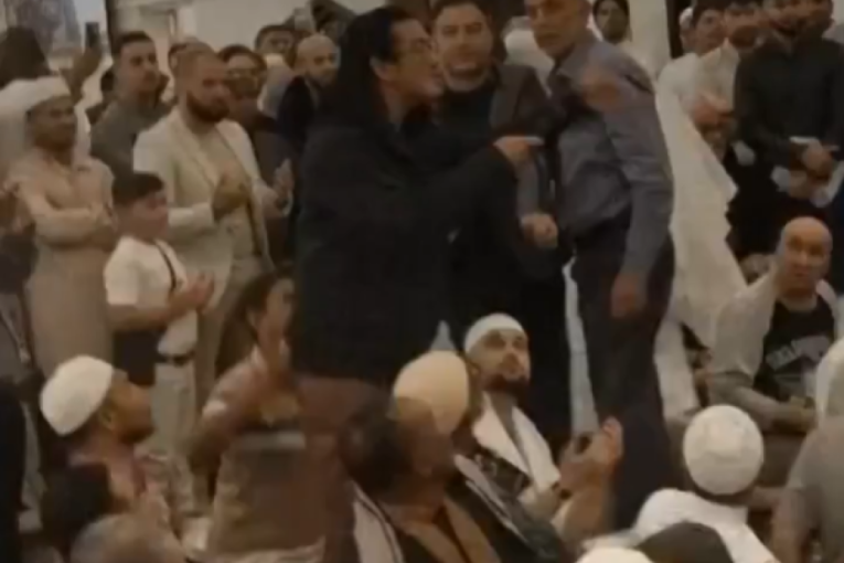 "Šta će on ovde, izbacite ga": Australijski premijer izviždan u džamiji na Bajram, policija morala da interveniše (VIDEO)