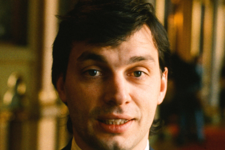 Okolo lete bombe, a ona traži muža: Žena u venčanici u Tel Avivu ide od skloništa do skloništa (VIDEO)