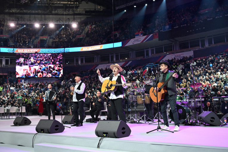 Veličanstveni skup u Beogradu: Vučić stiže u Arenu (FOTO/VIDEO)