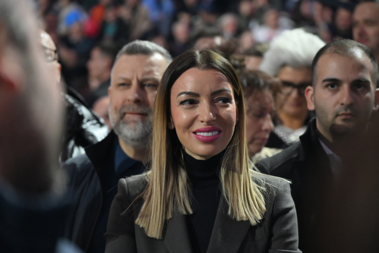 Adrijana Mesarović na spektakularnom mitingu SNS-a: Ovo je skup vere u Aleksandra Vučića