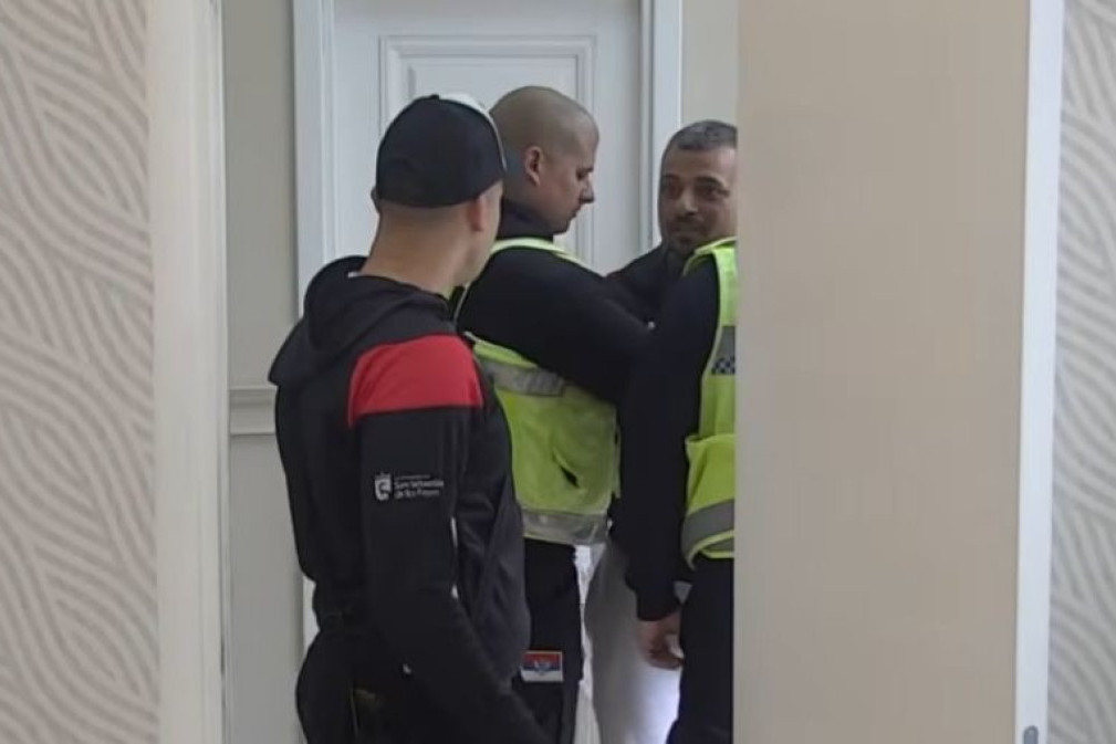 Bora Santana ušao u crveno, obezbeđenje ga opkolilo! Cimera čašćava psovkama, ne prestaje (VIDEO)