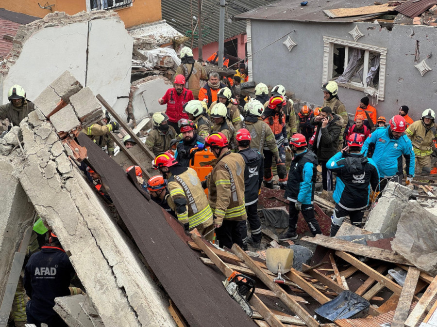 Mislili su da ih je bilo samo pet: Nastavlja se potraga za zarobljenima ispod ruševina u Istanbulu
