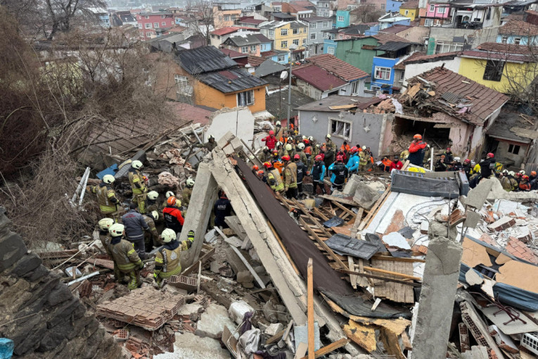 Mislili su da ih je bilo samo pet: Nastavlja se potraga za zarobljenima ispod ruševina u Istanbulu