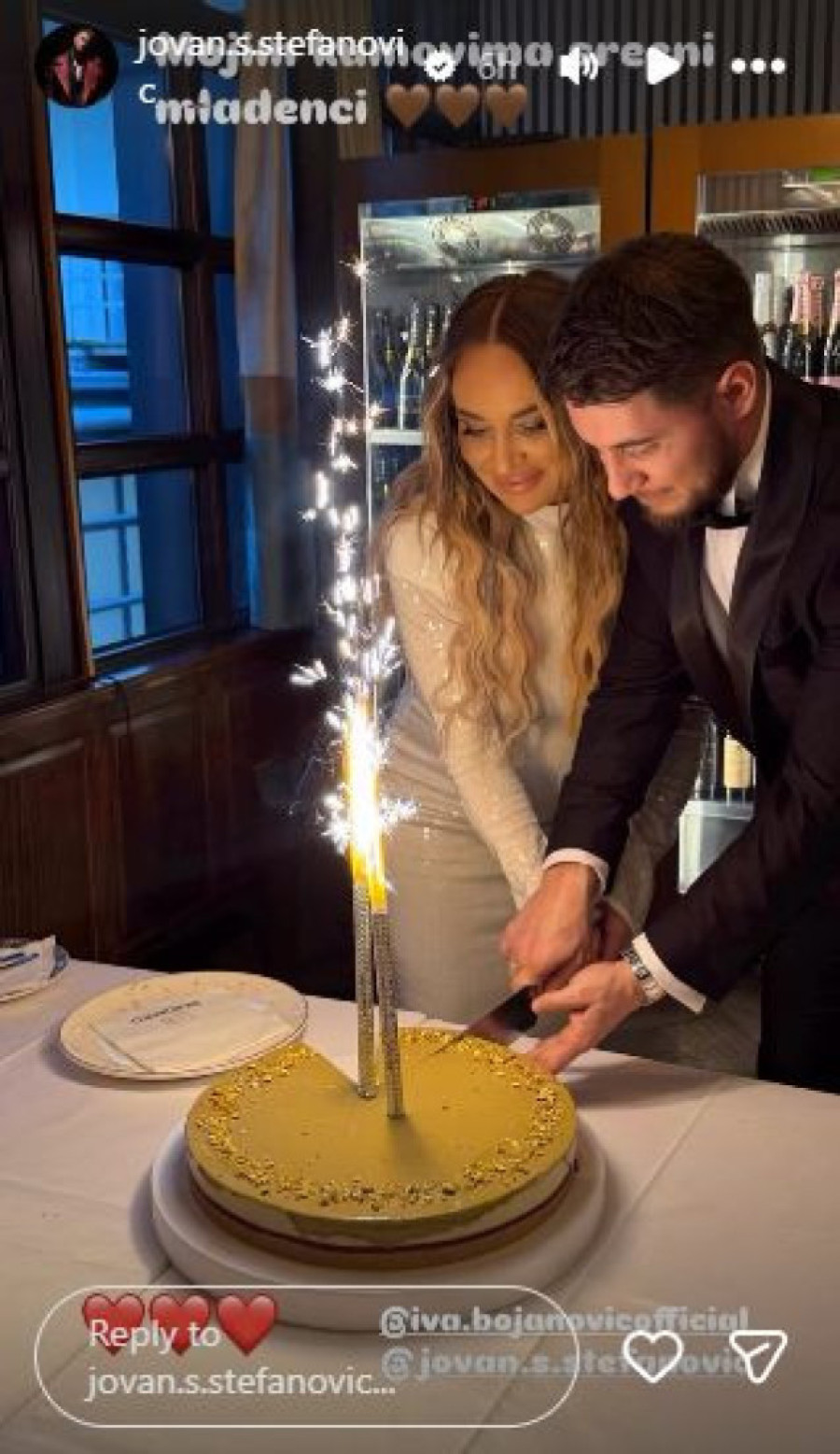 Trudna pevačica s mužem slavi Mladence: Ne skidaju osmehe s lica! (FOTO)