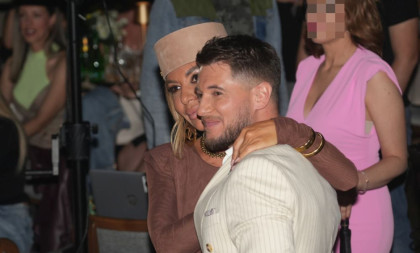 Trudna pevačica s mužem slavi Mladence: Ne skidaju osmehe s lica! (FOTO)