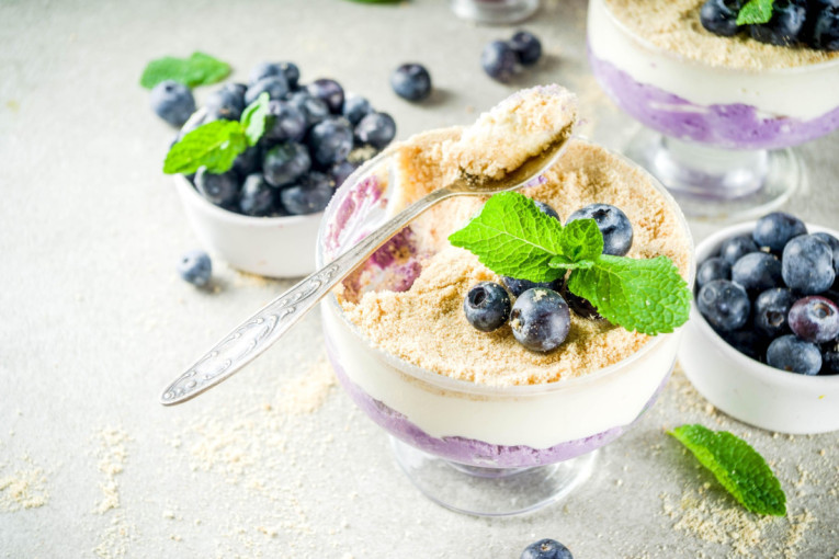 Recept dana: Tiramisu sa borovnicama u čaši je osvežena verzija omiljenog deserta koja će vas zaludeti ovog proleća