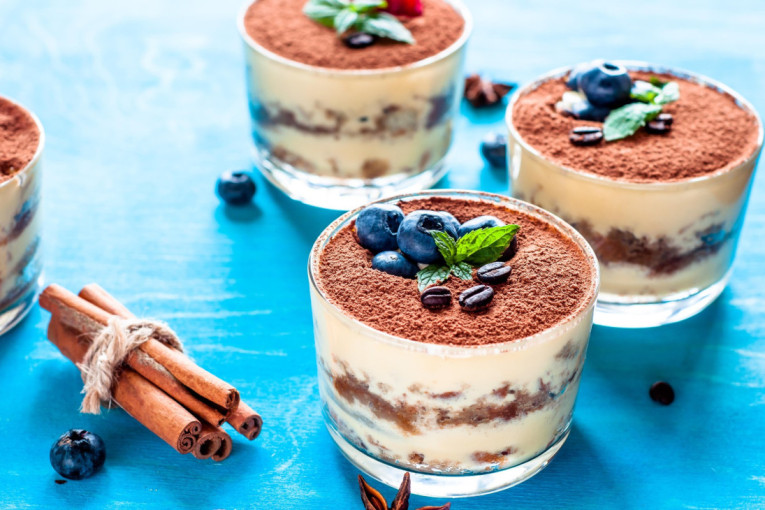 Recept dana: Brza kremasta torta sa piškotama i čokoladnim ganašem koja se topi u ustima