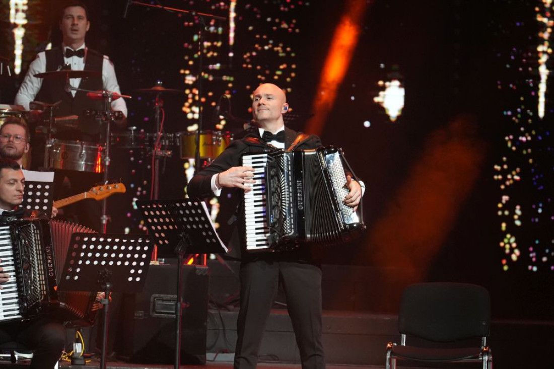 Sofra se opustio, pa zaigrao na stolici: Snimak o kom se priča! (VIDEO)