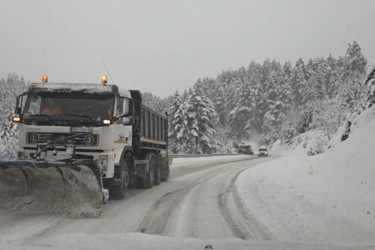 Zabelelo kao da je januar: Sneg veje na Goliji, zimska idila usred proleća
