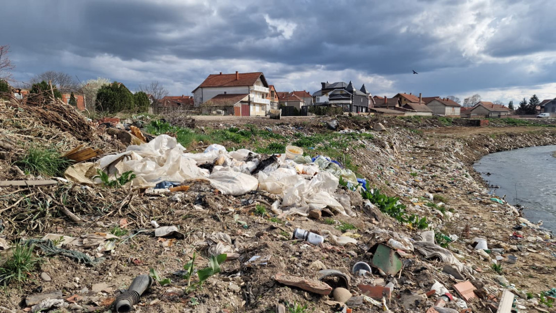 Srpska bruka: Divlja deponija očišćena, pa sutradan odmah zatrpana otpadom (FOTO)