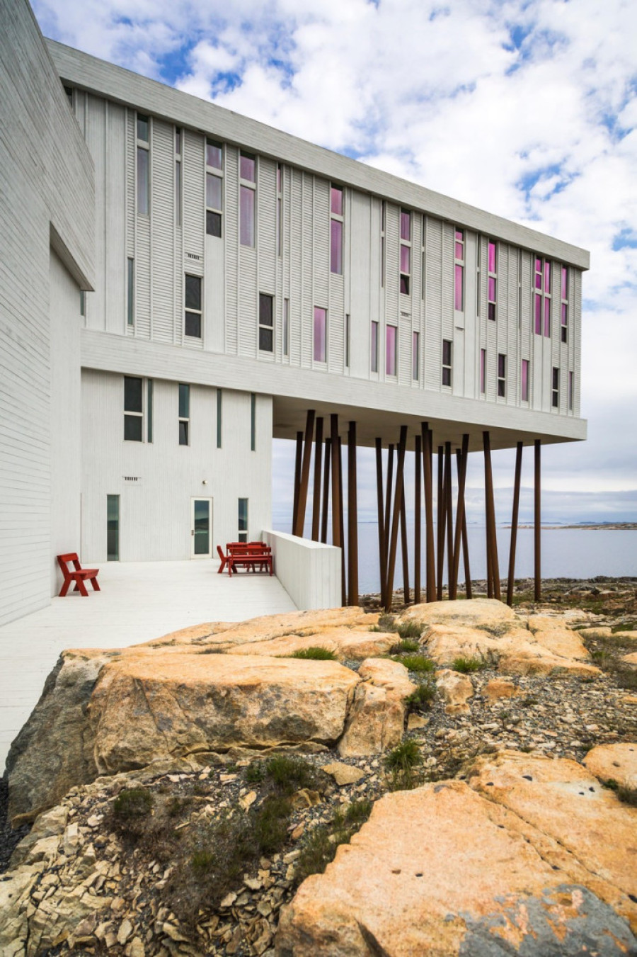 Ovo je hotel na rubu sveta: Izgleda kao da visi na litici, a pogled ostavlja bez daha (FOTO)