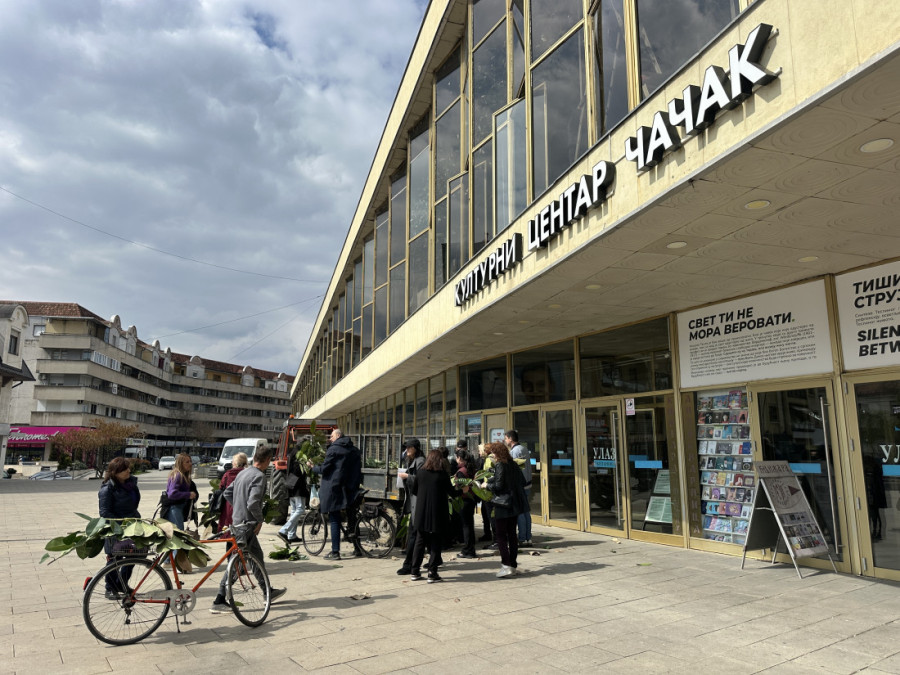 On je džinovski i sviđa se mnogim ženama: Pomama ispred Doma kulture u Čačku! (FOTO)