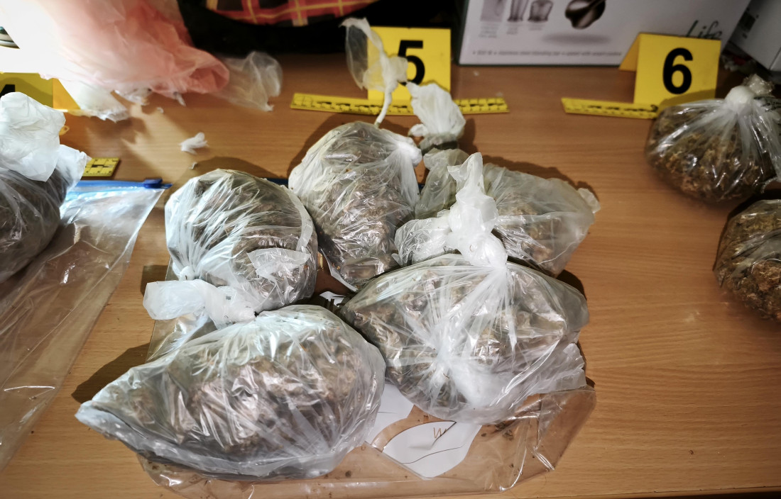 Lisice na primopredaji: Zaplenjeni marihuana i kokain (FOTO)