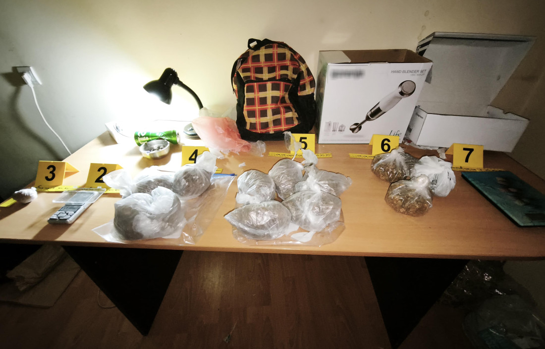 Lisice na primopredaji: Zaplenjeni marihuana i kokain (FOTO)