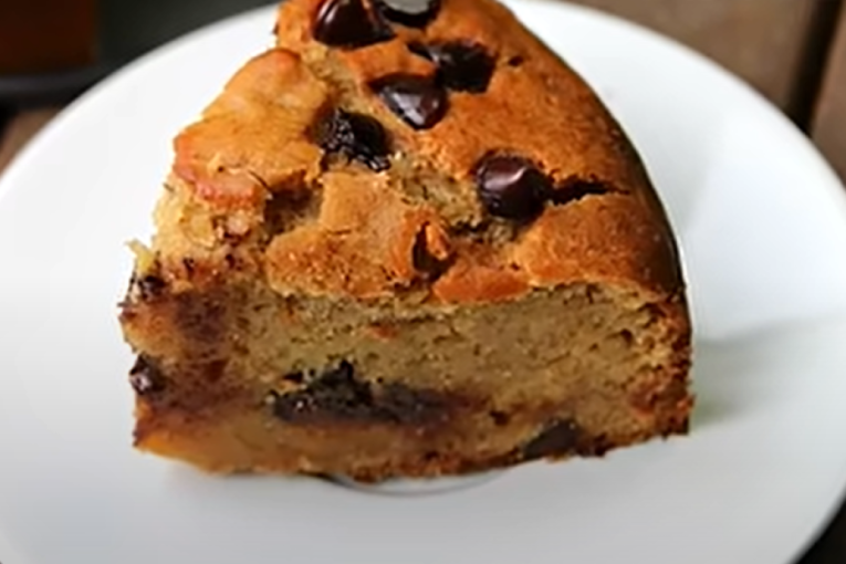 Recept dana: Kolač sa marcipanom i orasima je neverovatno sočan i preliven neodoljivom čokoladnom glazurom