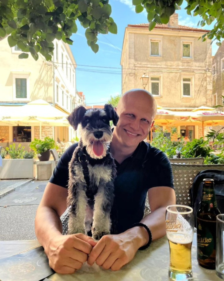 Stanija se ne odvaja od rođenog brata pred Elitu: Ovo je Sani i ima predivno zanimanje (FOTO)