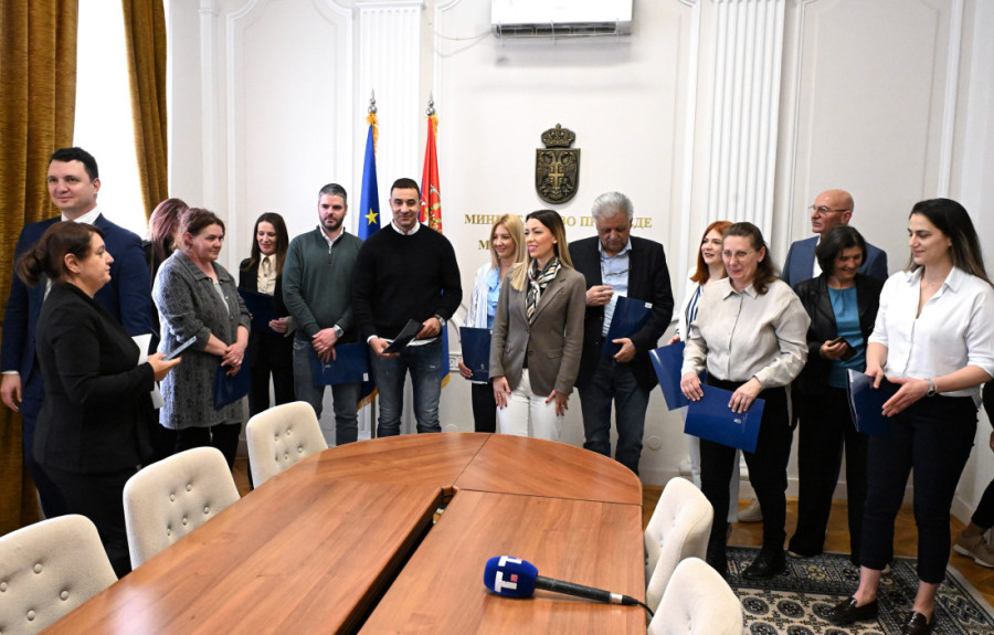 Mesarović uručila 12 rešenja o bespovratnim sredstvima privrednicima! (FOTO)