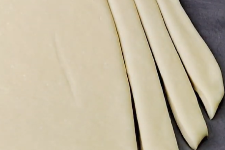 Ove godine uradite nešto drugačije: Korpa za jaja od testa se lako pravi, a izgledaće spektakularno na prazničnoj trpezi (RECEPT)