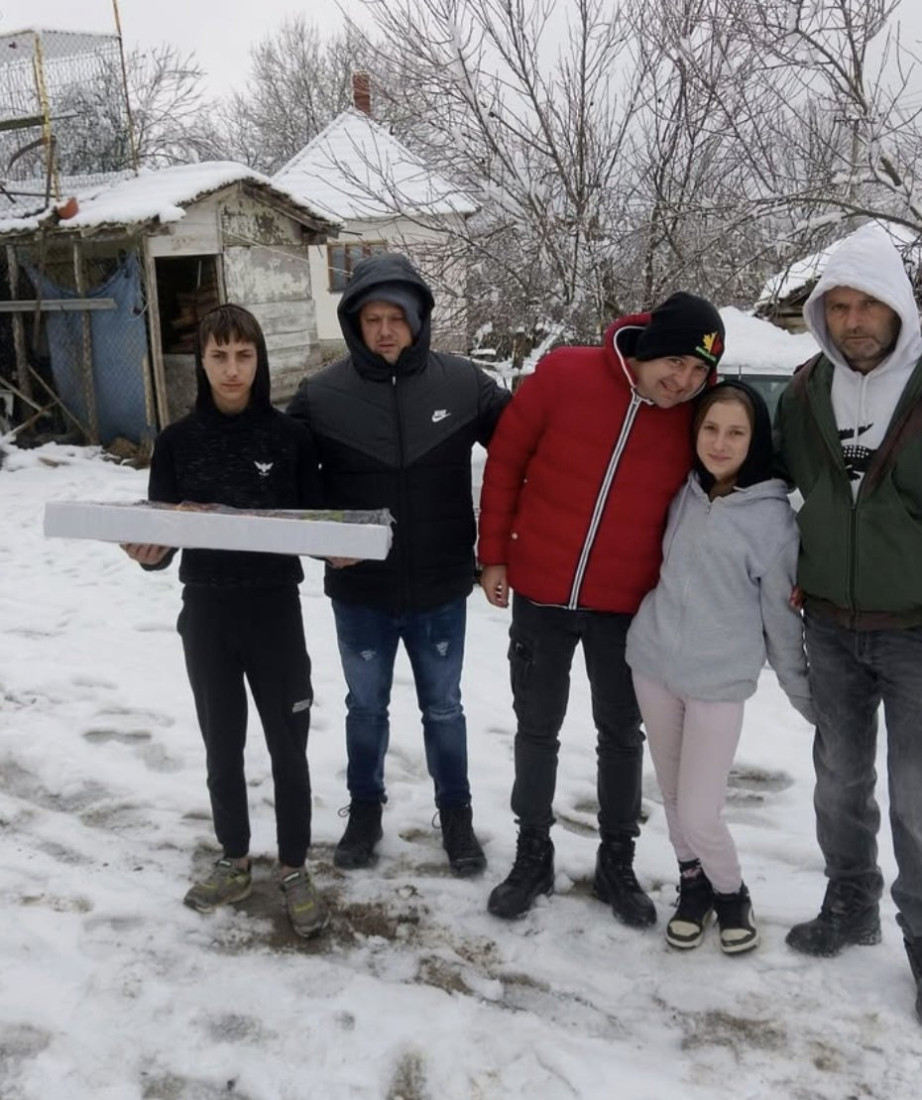 Dok simpatizeri SNS grade dom za decu i vraćaju dostojanstvo porodici, blokaderi rasipaju milione na haos, drogu i lične užitke (FOTO/VIDEO)
