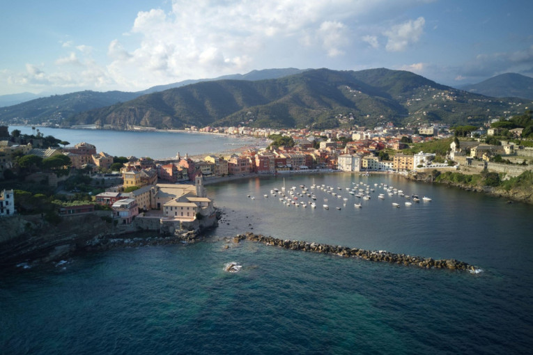 Skriveni biser Italije zaludeo TikTok: Svi pričaju o mestu gde se sudaraju dva mora i u kom vreme kao da je stalo (VIDEO)