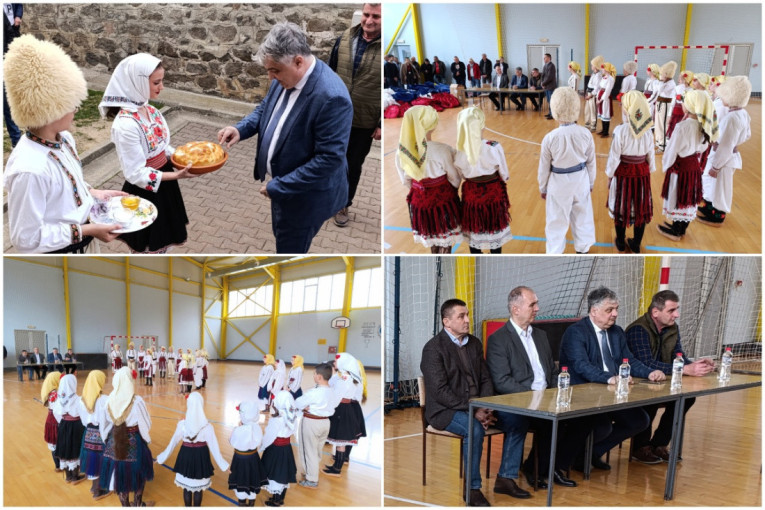 Darovi za đake: Direktor "Telekoma" u Rudnoj Glavi