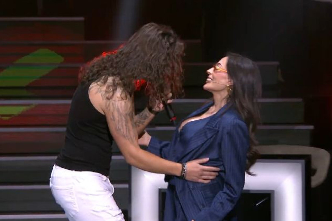 Pevač obrglio Cecu oko struka, a ona zavodljivo zaplesala: Ovakvu je još niste videli! (FOTO)