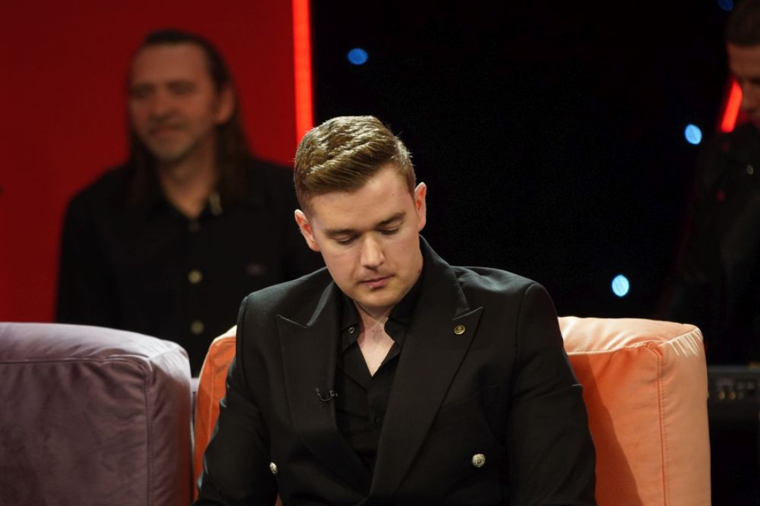 Pevač se našao usred oružane pljačke, pa pobegao i ostavio radnicu za sobom: Oglasio se u jeku zamerki! (VIDEO)