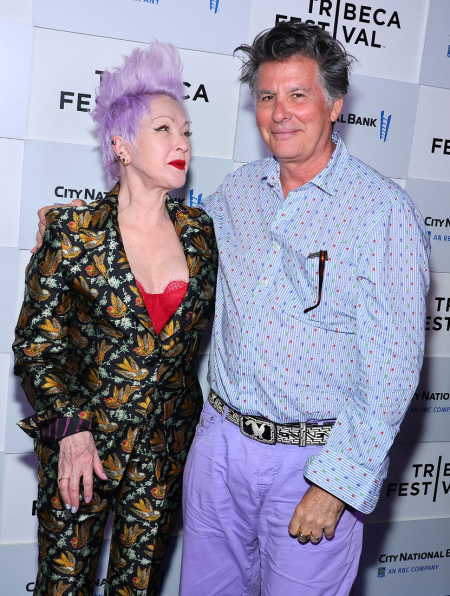 Šok optužbe na račun muža Sindi Loper! Nepoznata žena tvrdi da je on kriv što ju je njihov sin napastvovao