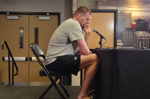 Društvene mreže "gore" zbog Jokićevog stajlinga: Nikola se na konferenciji za medije pojavio u neobičnom izdanju!