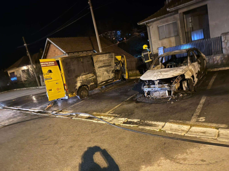 Ludilo blokadera ne prestaje! Tokom noći zapaljen automobil direktora TO Aranđelovac! (FOTO)