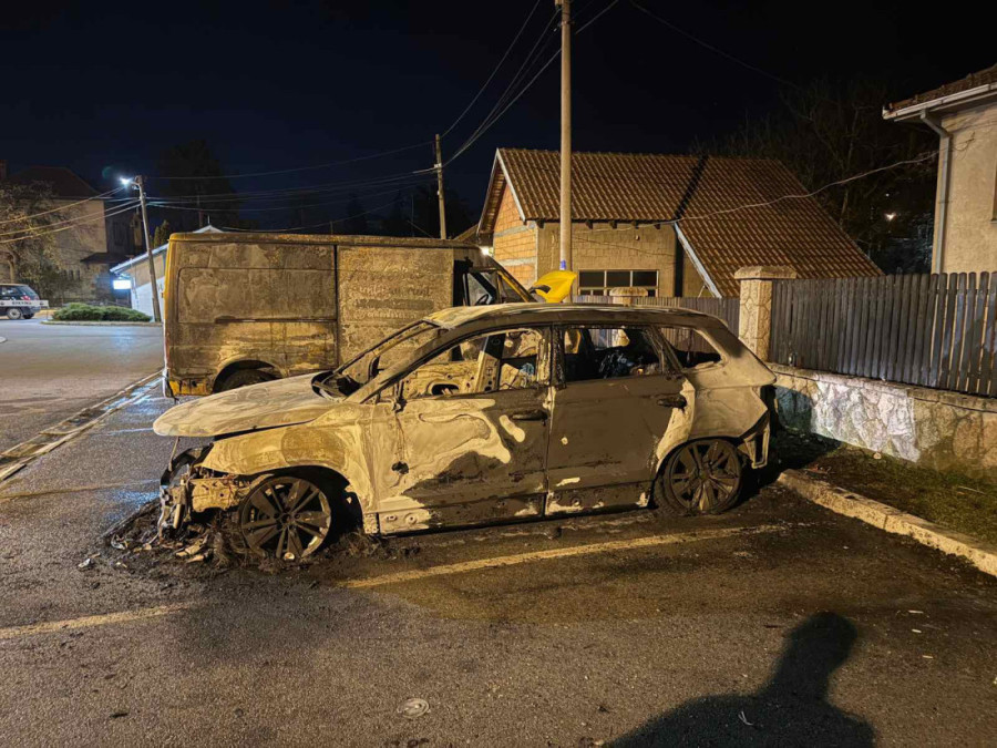 Ludilo blokadera ne prestaje! Tokom noći zapaljen automobil direktora TO Aranđelovac! (FOTO)