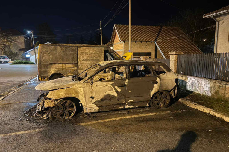 Ludilo blokadera ne prestaje! Tokom noći zapaljen automobil direktora TO Aranđelovac! (FOTO)