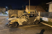 Ludilo blokadera ne prestaje! Tokom noći zapaljen automobil direktora TO Aranđelovac! (FOTO)