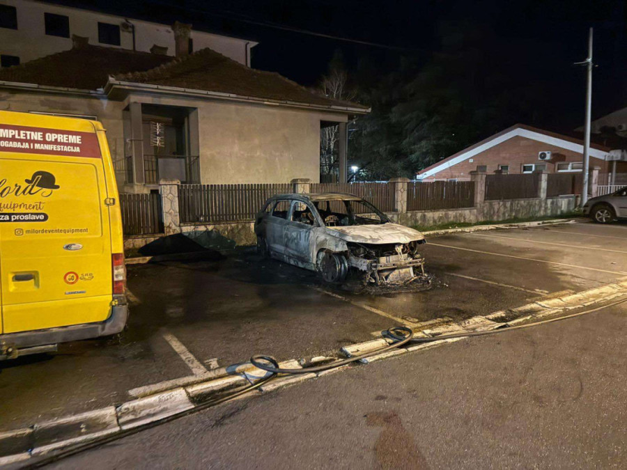 Ludilo blokadera ne prestaje! Tokom noći zapaljen automobil direktora TO Aranđelovac! (FOTO)