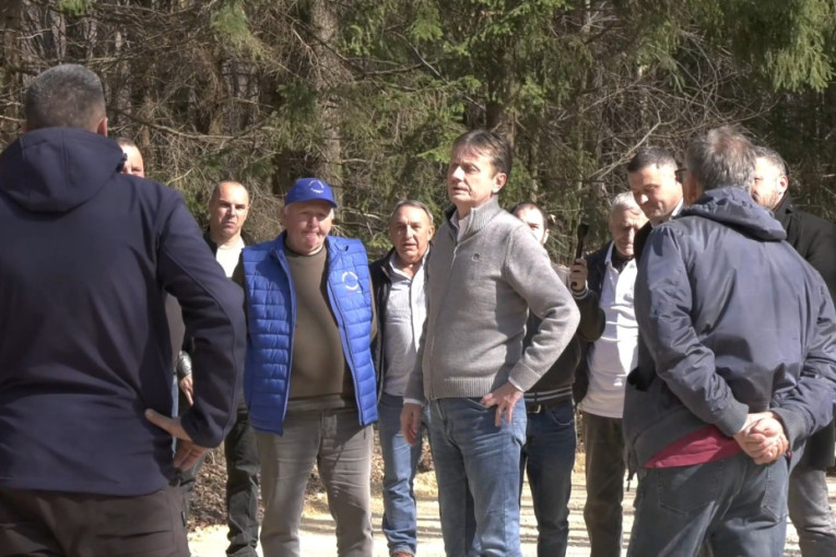 Za mesec dana promenila se slika zaseoka Konder kod Bajine Bašte: Mašine se ne gase, put i Seoski dom skoro završeni (FOTO)